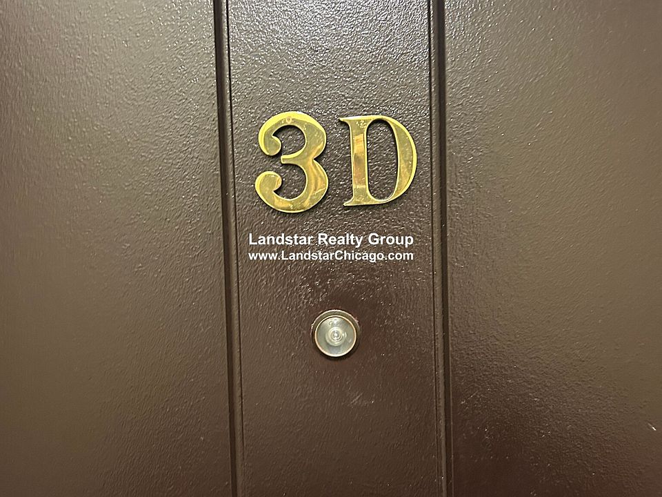 1st image of 2704 W Ainslie St Unit 3