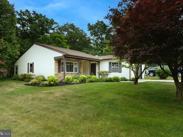 52 Huntington Dr, Southampton, NJ 08088