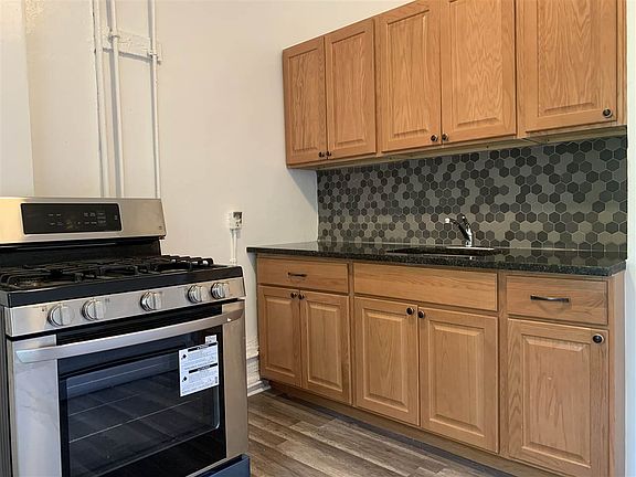 5th image of 107 Baldwin Ave APT 2R