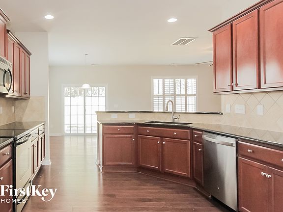 5th image of 1057 McLaren Dr