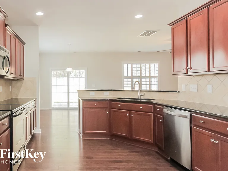 1057 McLaren Dr — Photo 5