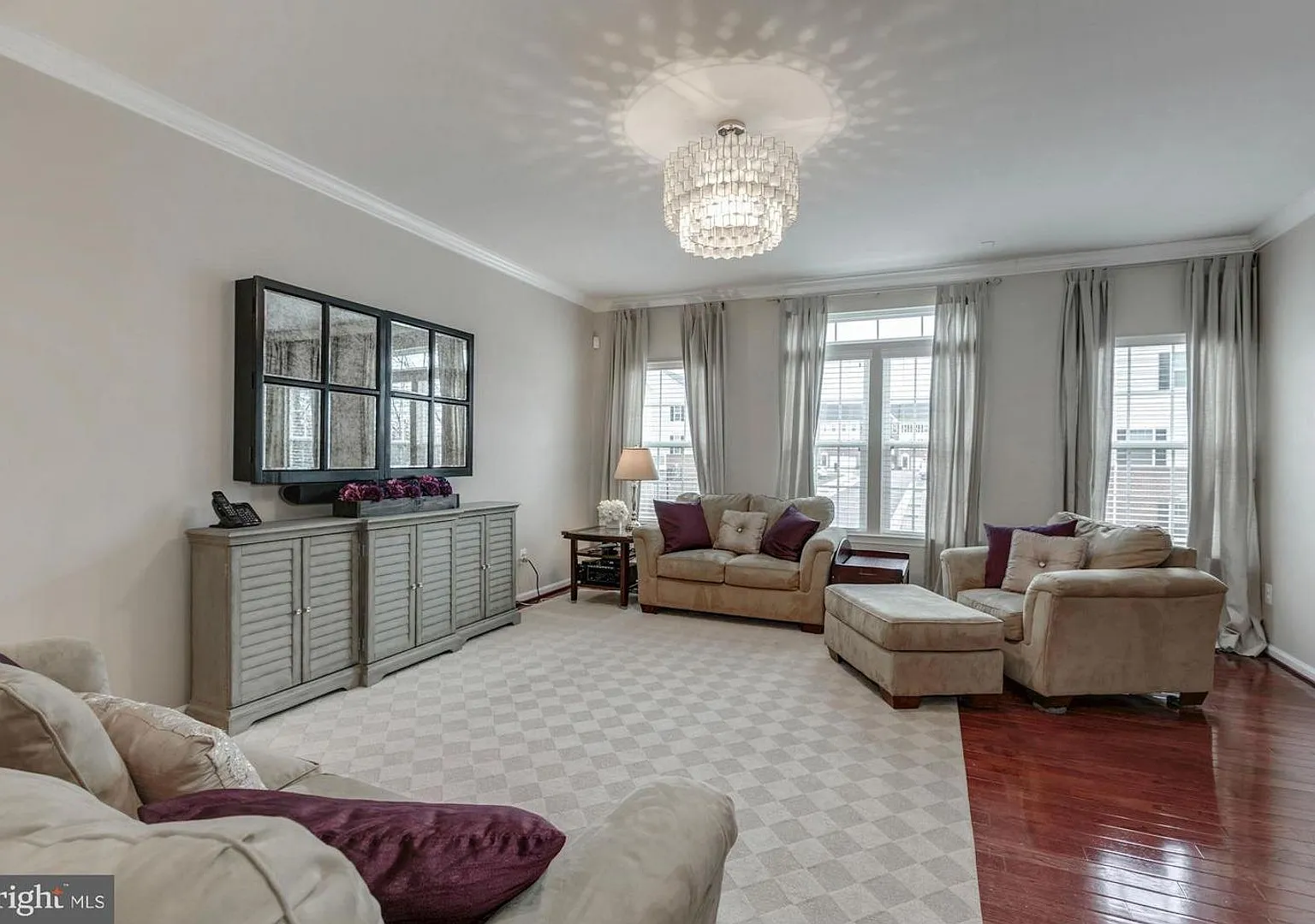 Beautiful 3BR Townhome Available — Photo 2