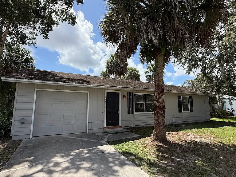 2325 SW Pamona St — Photo 2
