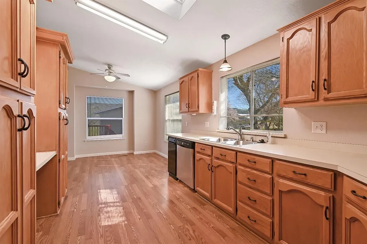 3 bed, 1996 sqft, $2,400 — Photo 4