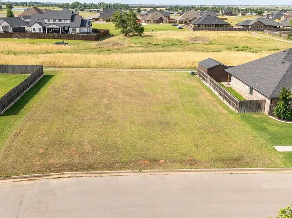 2001 Pinnacle Dr #16, Weatherford, OK 73096