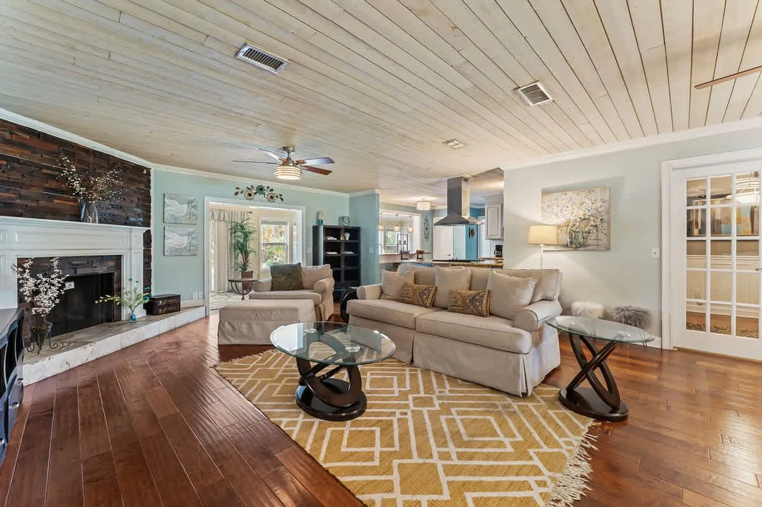 4 bed, 2.0 bath, 742 sqft, $6,267 — Photo 3