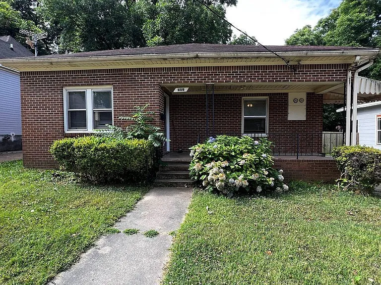 609 Warner Ave — Photo 1