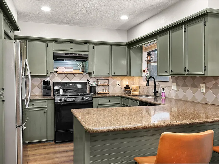 1819 Meadow Creek Dr — Photo 12