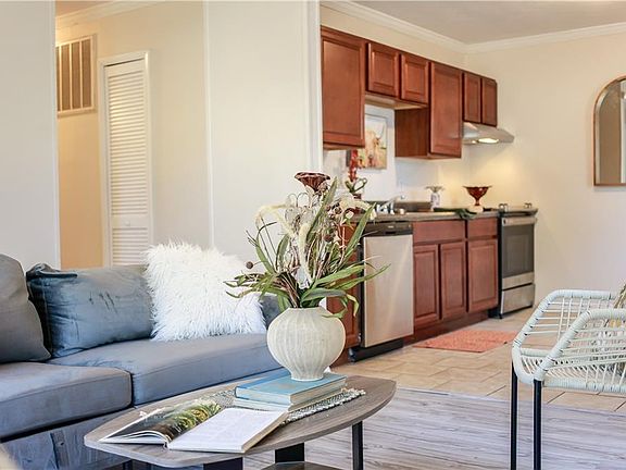 4th image of 527 Price St