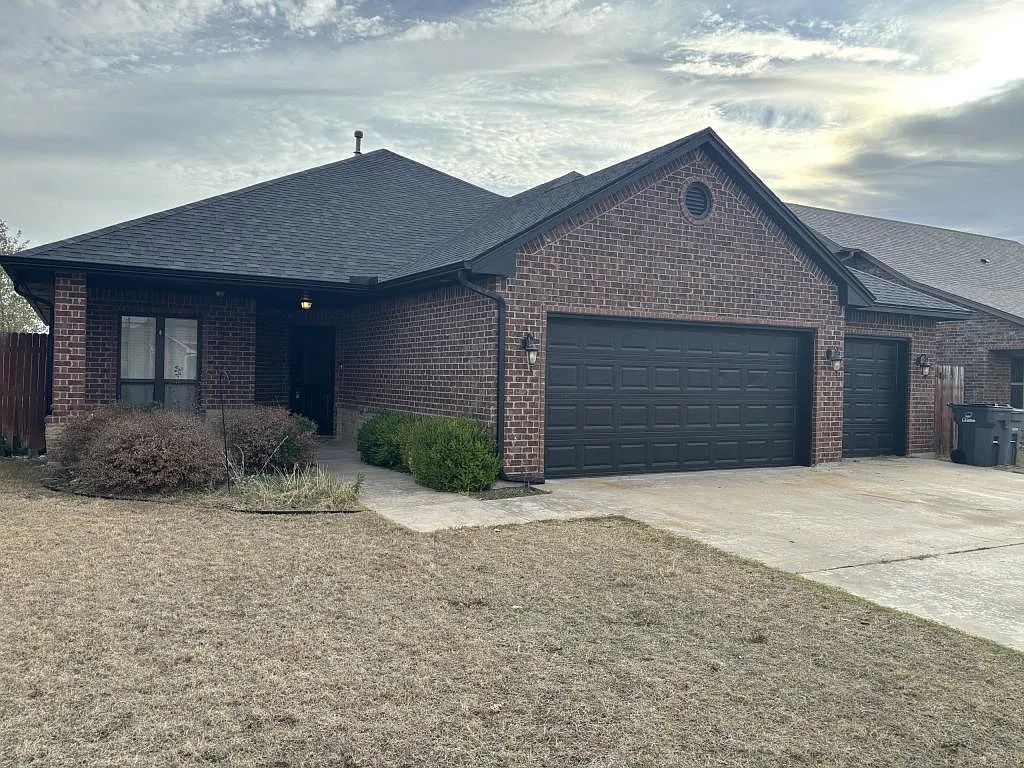5704 NW Valor Ave — Photo 2