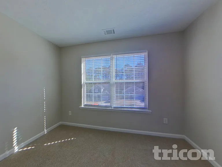 225 Victoria Blvd — Photo 8