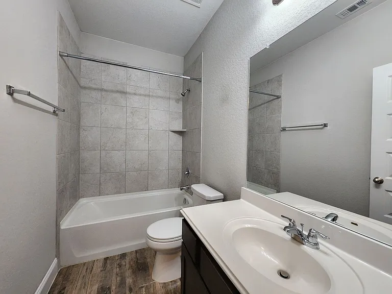 1331 Gruene Glen St — Photo 26