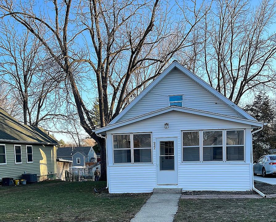 1st image of 932 W 13th St