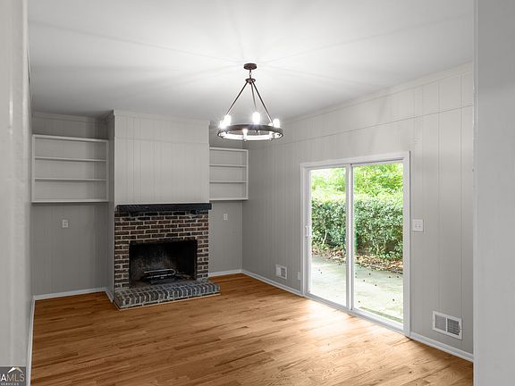 4th image of 1020 Fairfield Ct NE