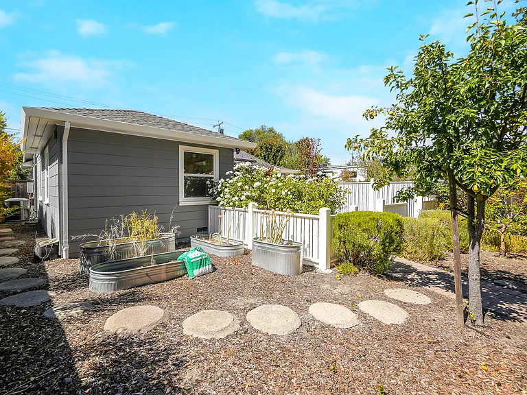 2249 Whyte Park Ave — Photo 25