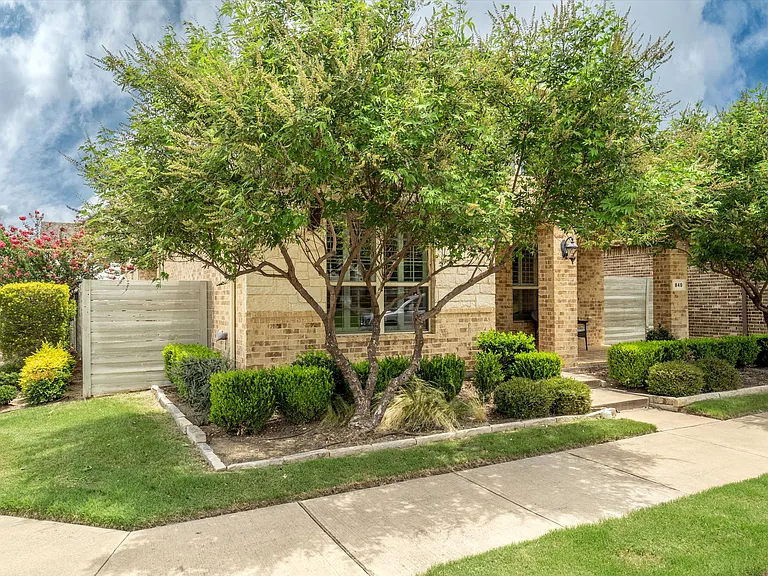 840 Parkside Dr — Photo 2
