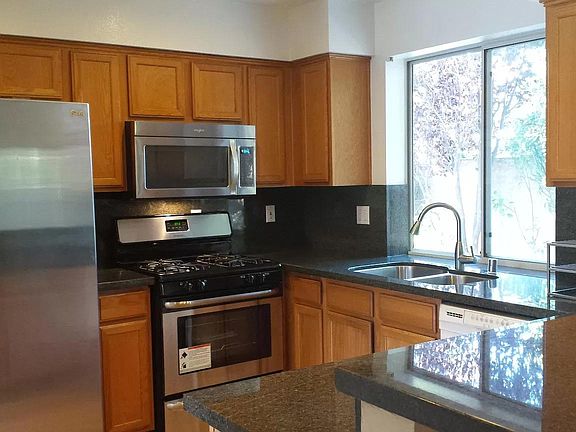 Kitchen - Granite countertop & Stainless steel appliances
