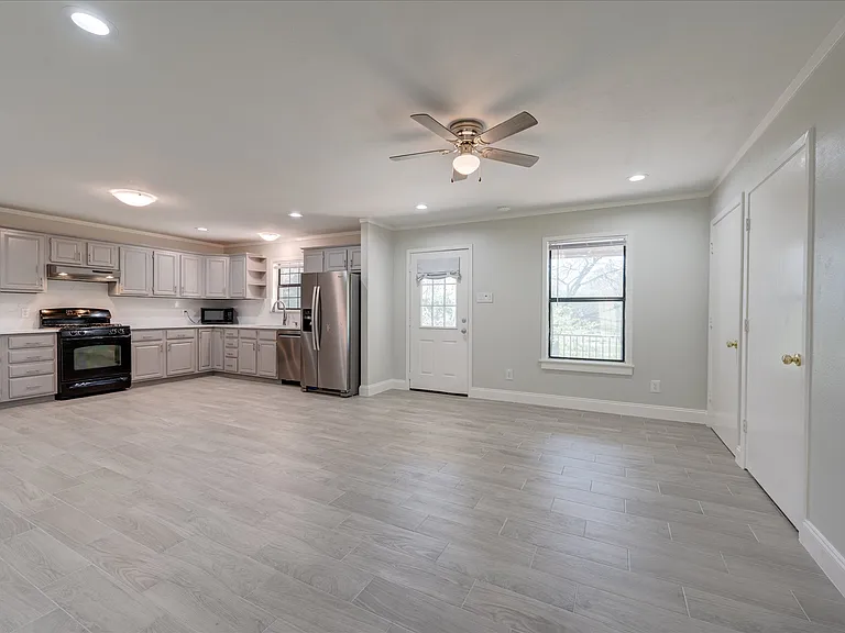 304 Oak Dr — Photo 2