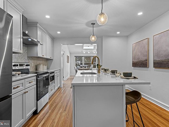 3rd image of 300 Barry Ln