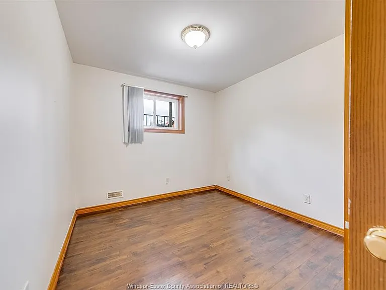 1078 Imperial Cres — Photo 21