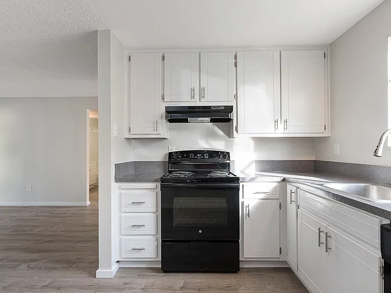 Somerset Apartments — Photo 11