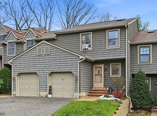 12 Mountain Ridge Rd, Bloomingdale Boro, NJ 07403