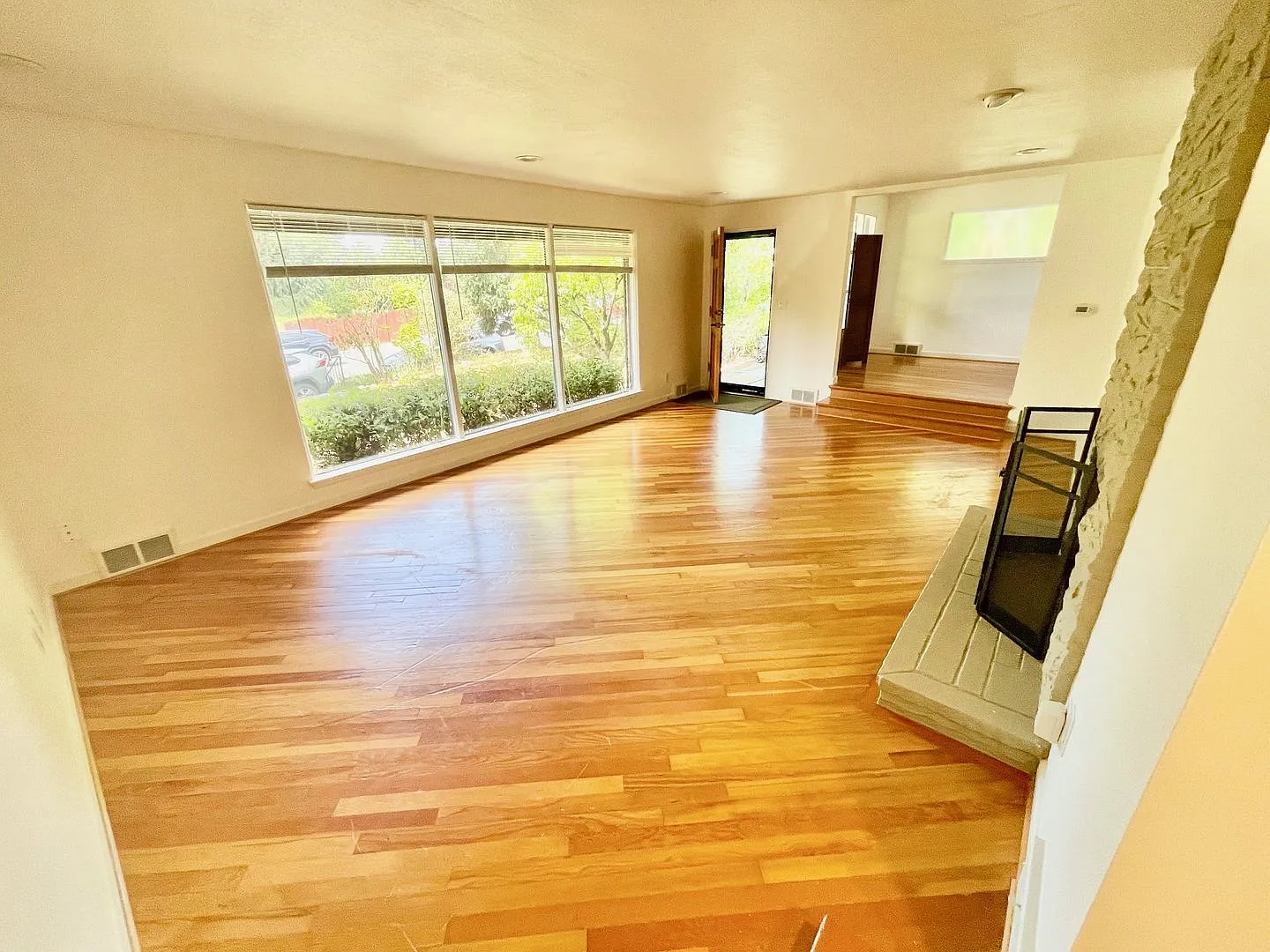 Charming home on quiet street, great location — Photo 2