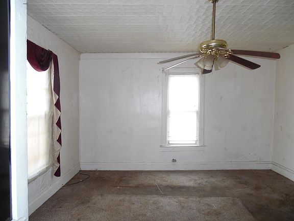 3rd image of 234 E Oak St