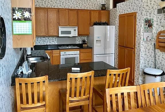 Large Kitchen w/ granite counters
