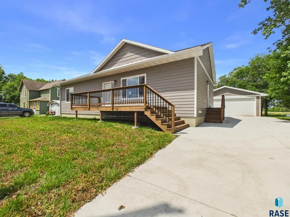 505 S Garfield St, Lennox, SD 57039
