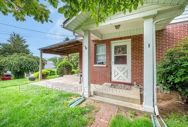290 W Ridge St — Photo 2