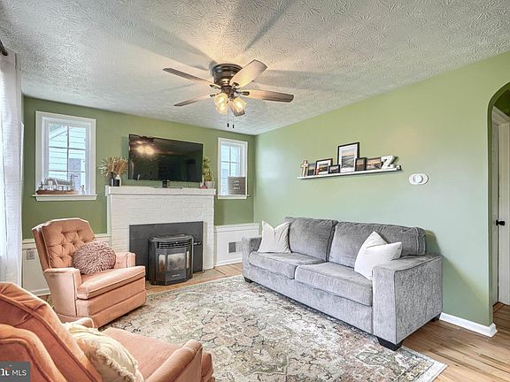 3rd image of 110 Pearl St