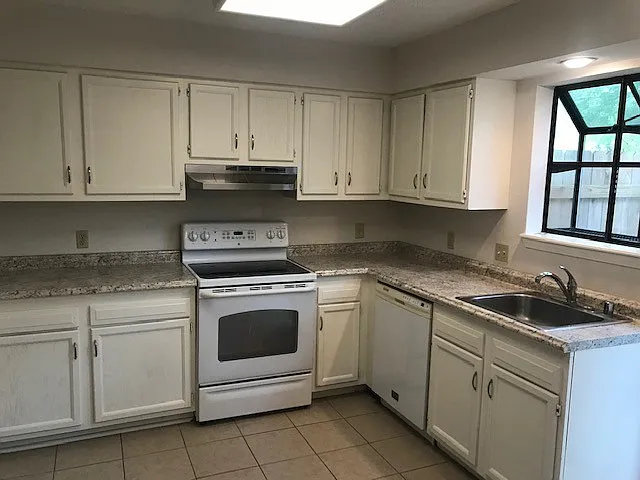 1376 N Oakland Ave #9 — Photo 2