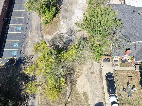 3rd image of 3009 E 1st St