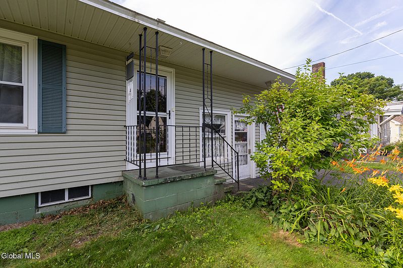 3rd image of 24 Putnam Avenue