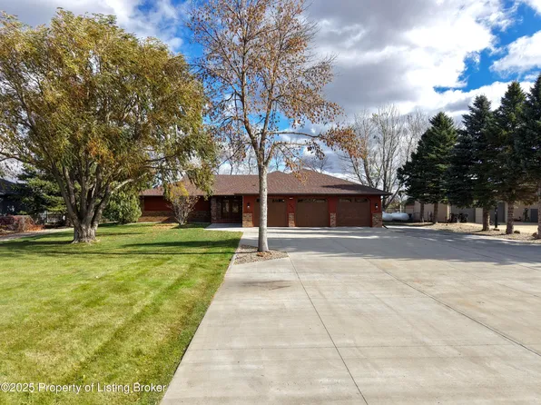 689 30th Ave SW, Dickinson, ND 58601