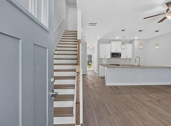 4th image of 230 Maddux St