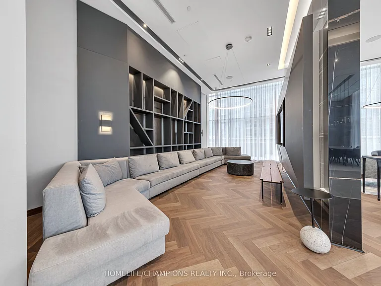 225 Village Green Sq #Penthouse 08 — Photo 31