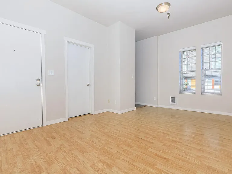 100 on 6th *Limited Time Concession: Now Offering 1 Months Free Rent* — Photo 24