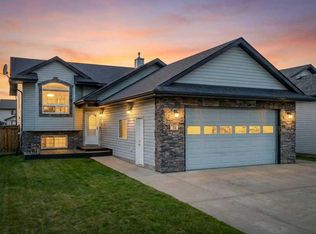 78 E Lakeway Blvd, Sylvan Lake, AB T4S 2P5