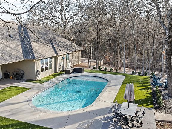 3rd image of 401 Acorn Trl