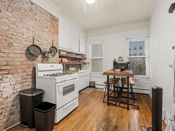 3rd image of 521 Jefferson St APT 1L