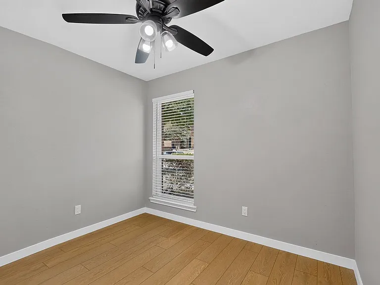 1748 Saint James Dr — Photo 32