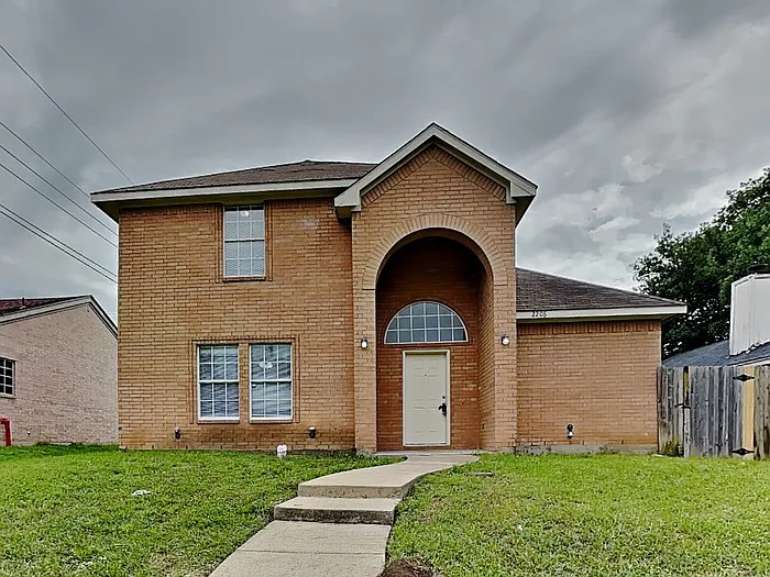 2208 Rodney Ln — Photo 1