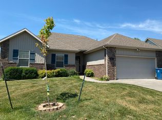 1009 E Cobblestone Dr, Ozark, MO 65721