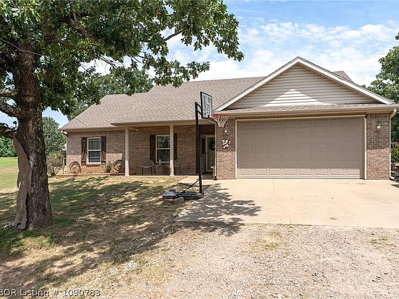 2nd image of 422 Hidden Oaks Rd