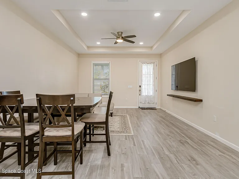 209 E Avenue B — Photo 7