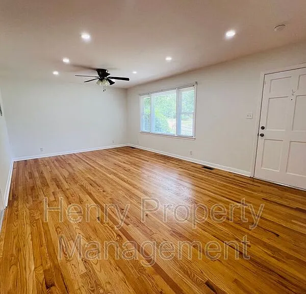 3415 Carolyn Dr — Photo 2