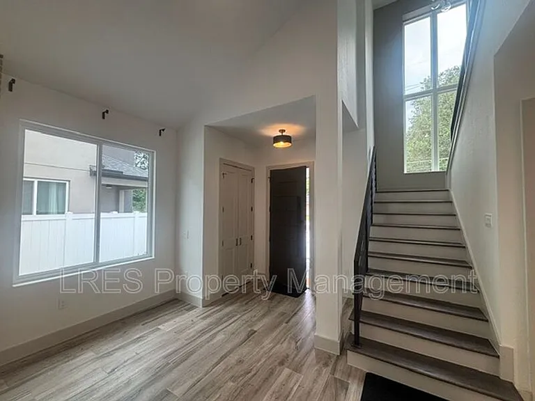 722 Ellwood Ave — Photo 9