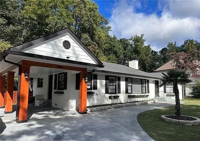 302 Old Ivy Rd NE — Photo 3
